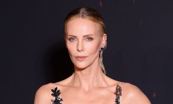 Charlize Theron: Τα μακριά mermaid hair που επιβάλλεται να υιοθετήσεις το φετινό καλοκαίρι