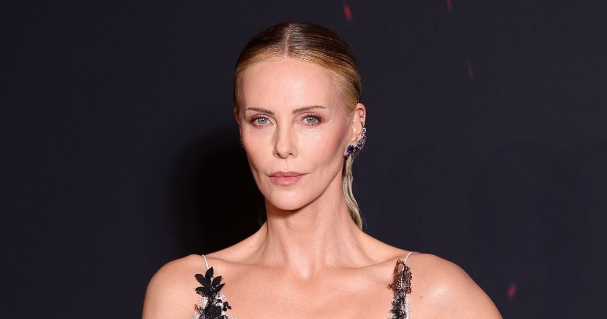 Charlize Theron: Τα μακριά mermaid hair που επιβάλλεται να υιοθετήσεις το φετινό καλοκαίρι