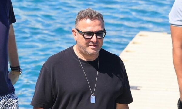 Αντώνης Ρέμος στη Μύκονο για τις καλοκαιρινές του διακοπές – Φωτογραφίες