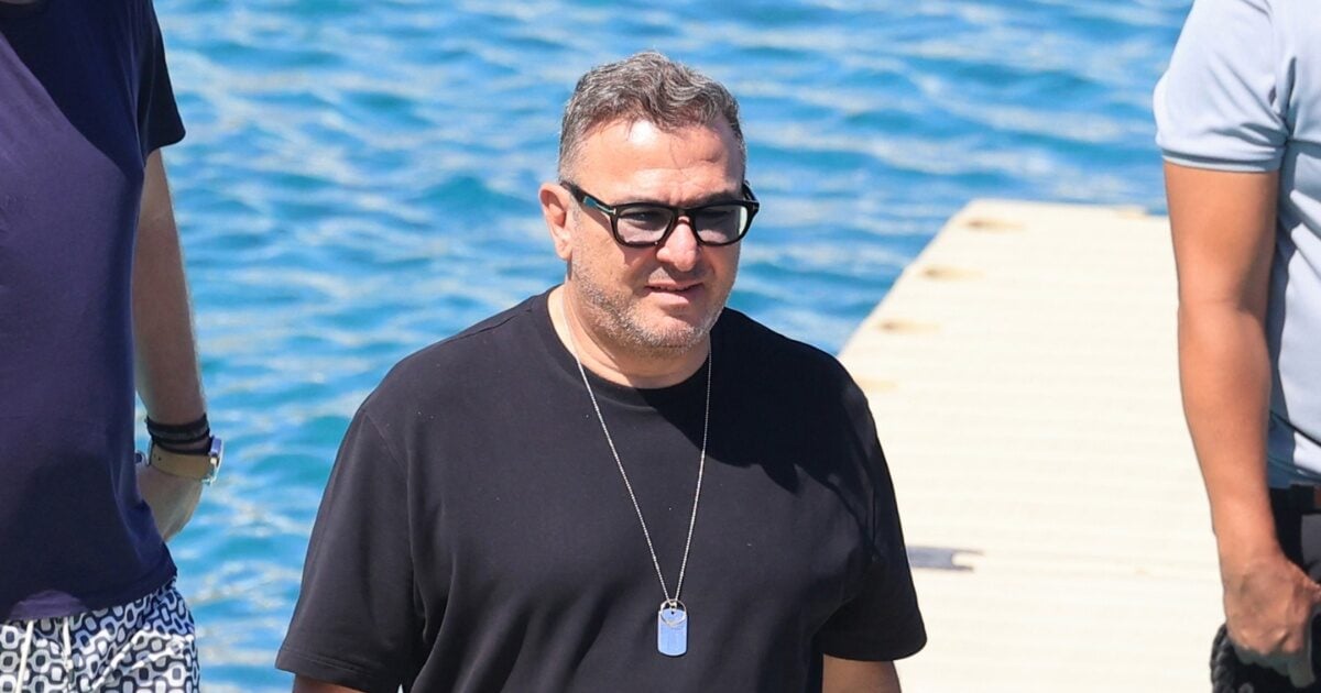 Αντώνης Ρέμος στη Μύκονο για τις καλοκαιρινές του διακοπές – Φωτογραφίες