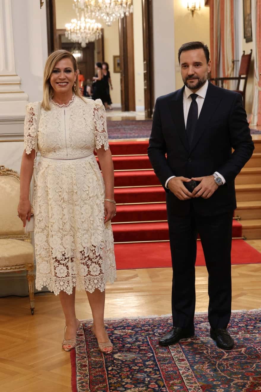 Προεδρικό Μέγαρο: Οι κυρίες που ψήφισαν κλασικό μαύρο, οι «ρομαντικές» επιλογές και τα βατερλό