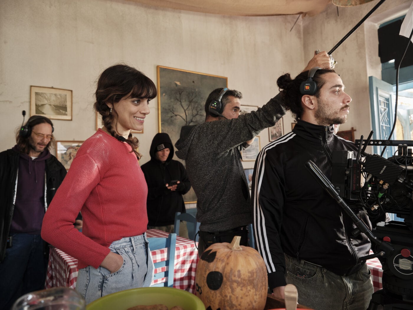 «Κάμπινγκ»: Backstage φωτογραφίες από τα γυρίσματα της νέας σειράς του Mega