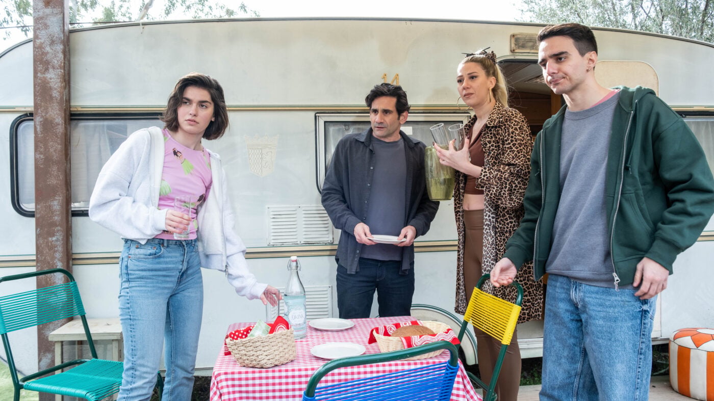 «Κάμπινγκ»: Backstage φωτογραφίες από τα γυρίσματα της νέας σειράς του Mega