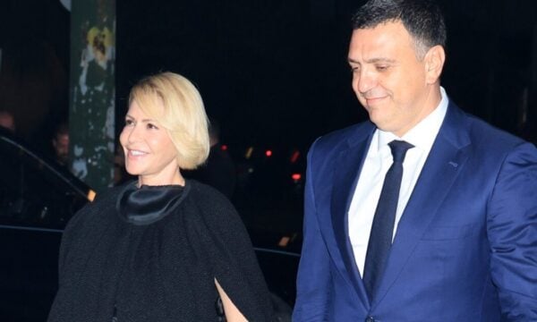 Τζένη Μπαλατσινού: Η εξομολόγηση για τον Βασίλη Κικίλια και τη ζωή μακριά από την Αθήνα – «Σκέφτομαι από τώρα πώς θέλω να είμαι ως γιαγιά»