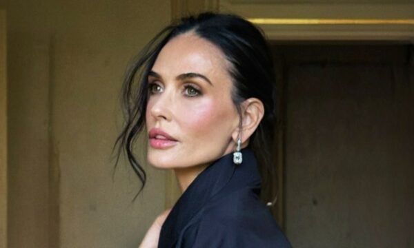 Demi Moore: Το «Ballerina Off-Duty Bun» είναι το πιο chic χτένισμα για τις βραδινές εξόδους σου