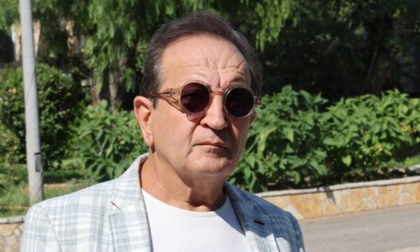 Σπύρος Μπιμπίλας: «Πόσο πια θα απαγορεύει ο κληρονόμος του Μάνου Χατζιδάκι να τον ακούμε;»