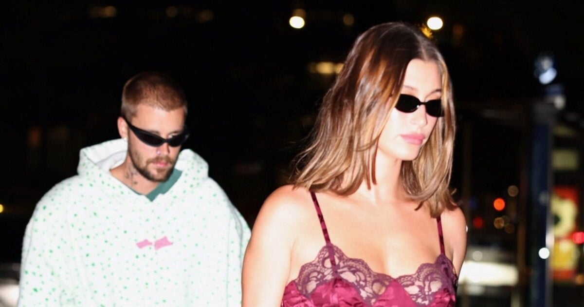 Justin και Hailey Bieber στην Ελλάδα για τις οικογενειακές τους διακοπές: Οι βόλτες στις Σπέτσες και το γεύμα δίπλα στη θάλασσα