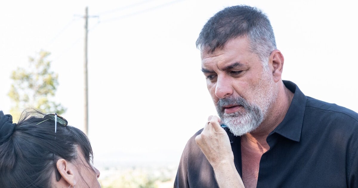 Νέες backstage φωτογραφίες από τα γυρίσματα της νέας σειράς του MEGA «Δυο μαύρα πουκάμισα»