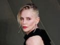 Charlize Theron υπέγραψε το πιο κομψό wet look της χρονιάς