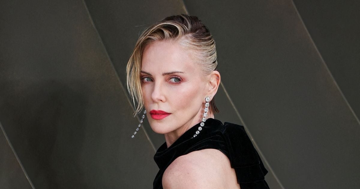 Charlize Theron υπέγραψε το πιο κομψό wet look της χρονιάς