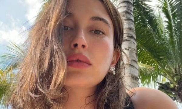 Hailey Bieber: Αποκάλυψε τη νέα της προπόνηση για γλουτούς μετά το Pilates
