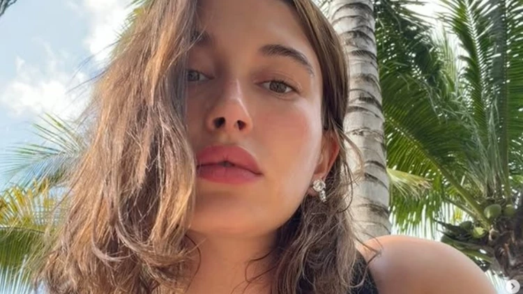 Hailey Bieber: Αποκάλυψε τη νέα της προπόνηση για γλουτούς μετά το Pilates