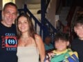 Γιώργος Δώνης – Ειρήνη Μποκόρου: Βόλτα στα σοκάκια της Μυκόνου με τους γιους τους – Φωτογραφίες