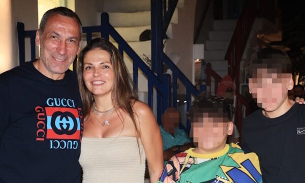 Γιώργος Δώνης – Ειρήνη Μποκόρου: Βόλτα στα σοκάκια της Μυκόνου με τους γιους τους – Φωτογραφίες