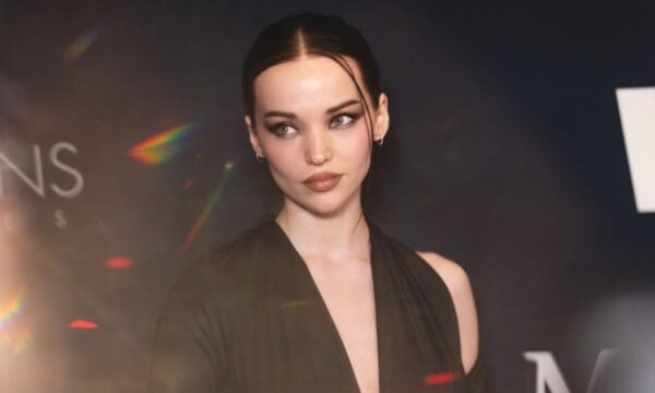 Η σαμπανιζέ σκιά ματιών της Dove Cameron αποδεικνύει ότι τα matchy-matchy looks παραμένουν τάση