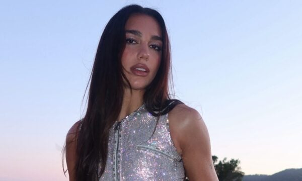 Dua Lipa: Το sunkissed blush και τα glossy χείλη είναι το beauty look του Αυγούστου