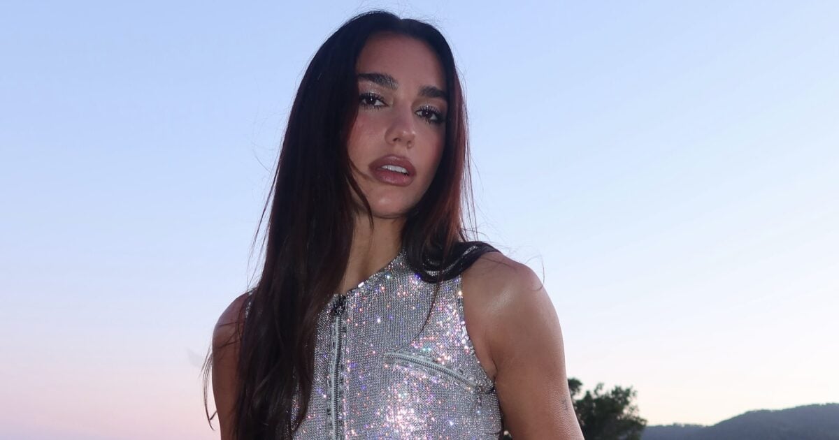 Dua Lipa: Το sunkissed blush και τα glossy χείλη είναι το beauty look του Αυγούστου