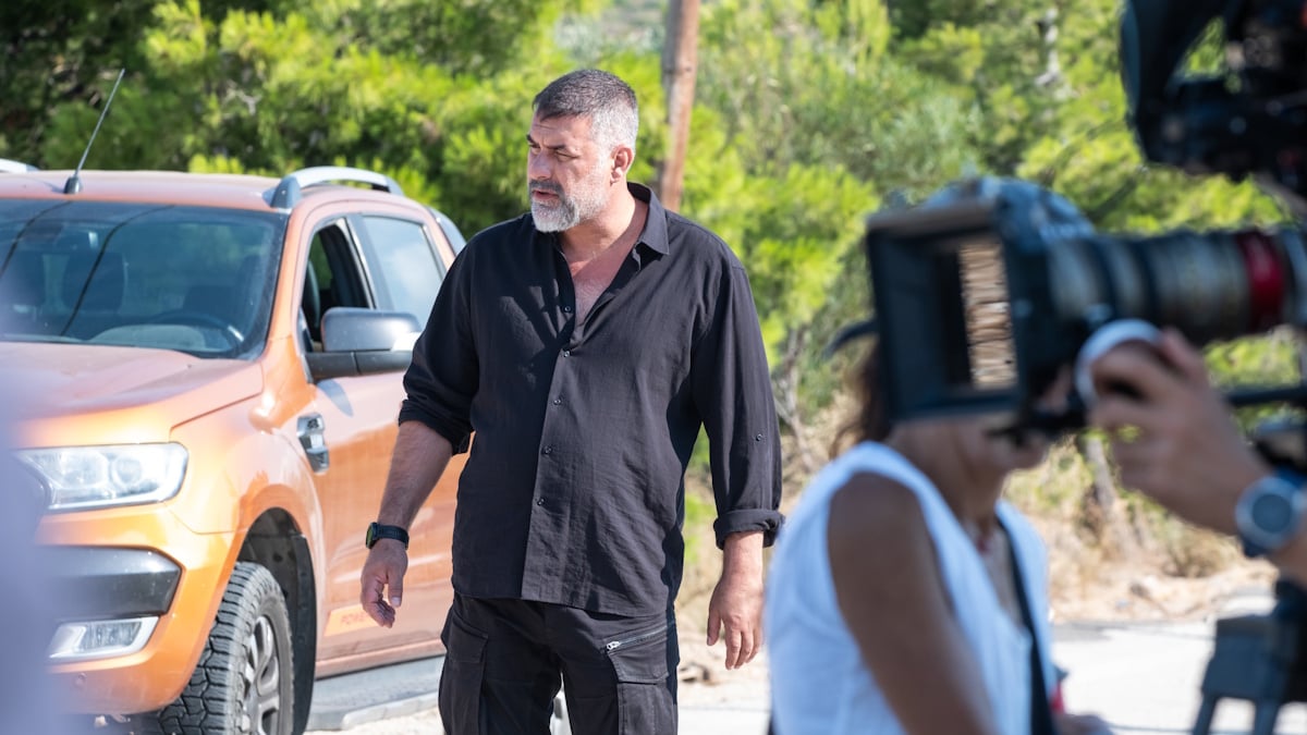 Νέες backstage φωτογραφίες από τα γυρίσματα της νέας σειράς του MEGA «Δυο μαύρα πουκάμισα»