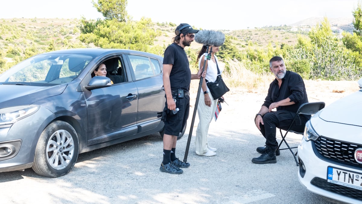 Νέες backstage φωτογραφίες από τα γυρίσματα της νέας σειράς του MEGA «Δυο μαύρα πουκάμισα»