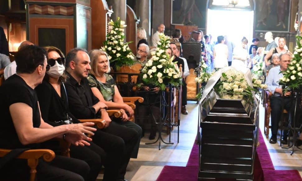 Κηδεία Μαίρης Λίντα: Το μεταφυσικό φαινόμενο την ώρα της ταφής – «Αθάνατη» φώναζε το πλήθος
