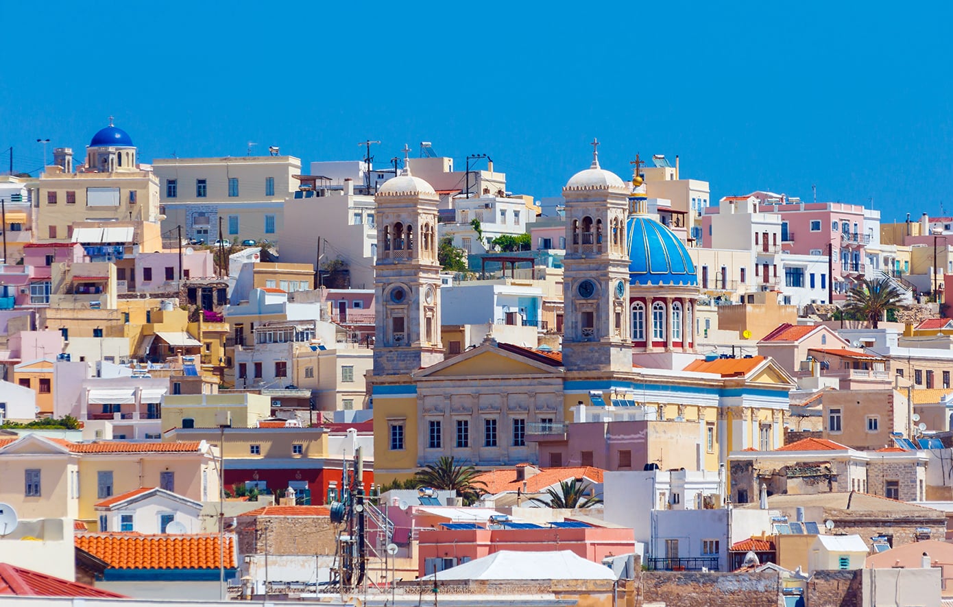 Η Σύρος μετατρέπεται ξανά σε τηλεοπτικό πλατό – Ποια σειρά του ΑΝΤ1 θα φιλοξενήσει και τα μέρη που γοήτευσαν σκηνοθέτες στο παρελθόν