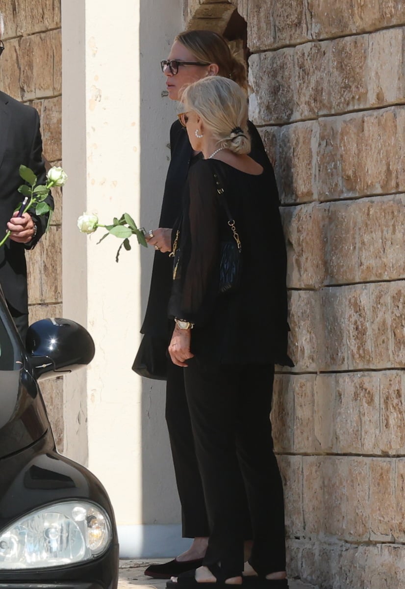 Έλενα Κατραβά στην κηδεία του Λορέντζο Καριέρε με λευκό τριαντάφυλλο στο χέρι