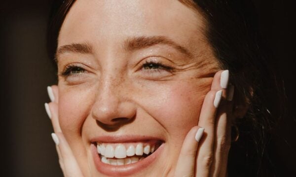 Faux freckles: Φρέσκο, φυσικό beauty look με ψεύτικες φακίδες