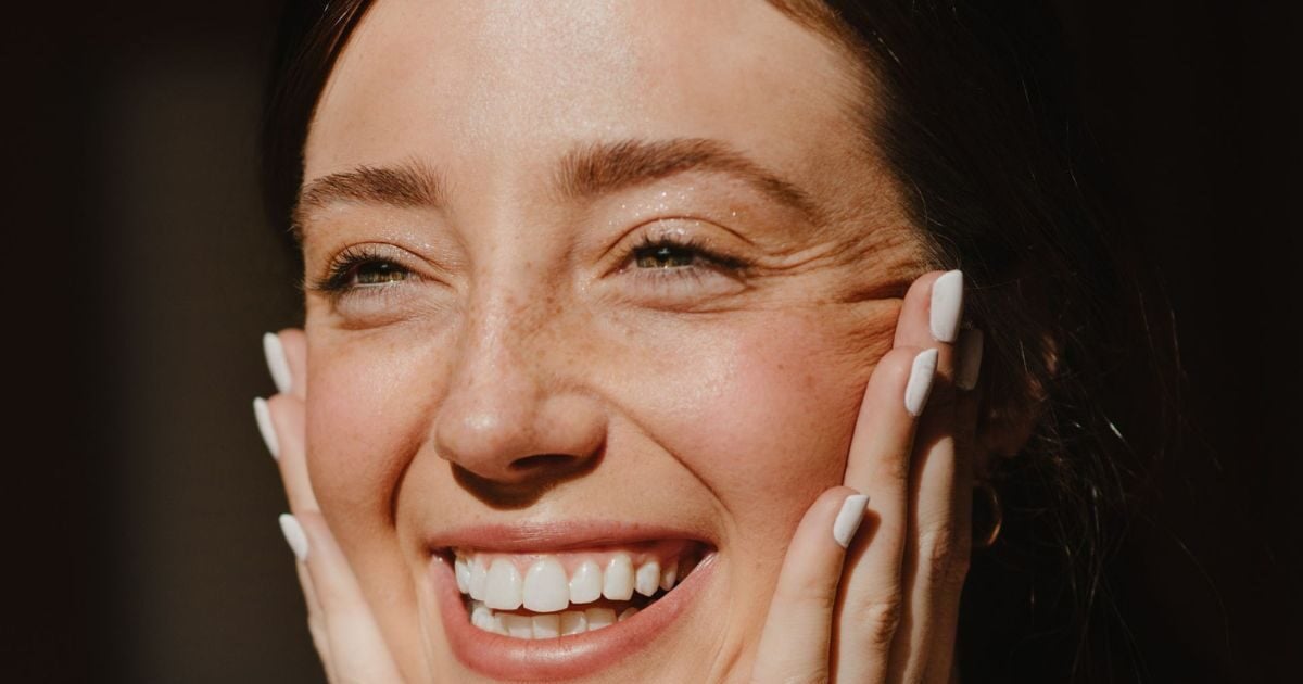 Faux freckles: Φρέσκο, φυσικό beauty look με ψεύτικες φακίδες