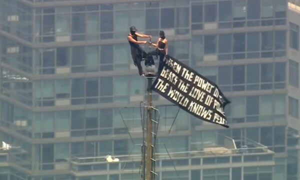Ζευγάρι στην κορυφή του Empire State Building ύψωσε πανό για την ειρήνη και την αγάπη