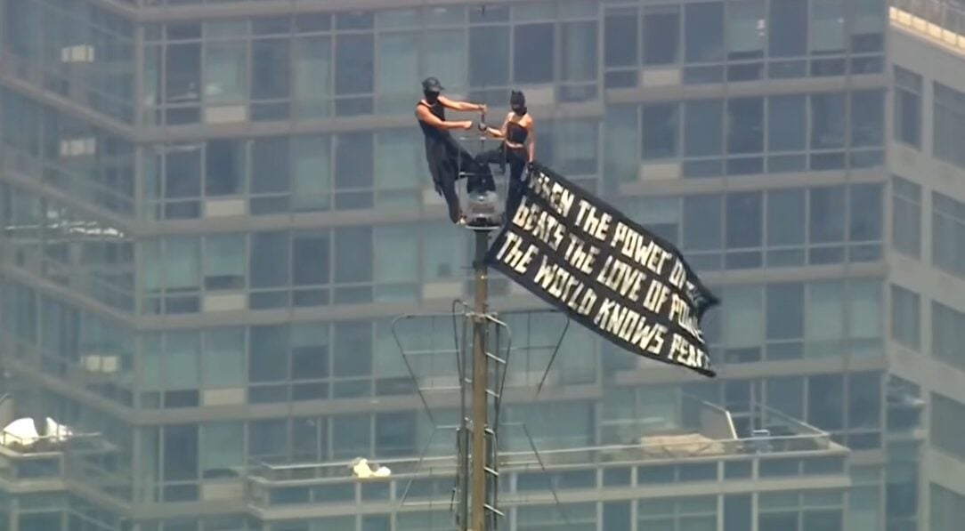 Ζευγάρι στην κορυφή του Empire State Building ύψωσε πανό για την ειρήνη και την αγάπη