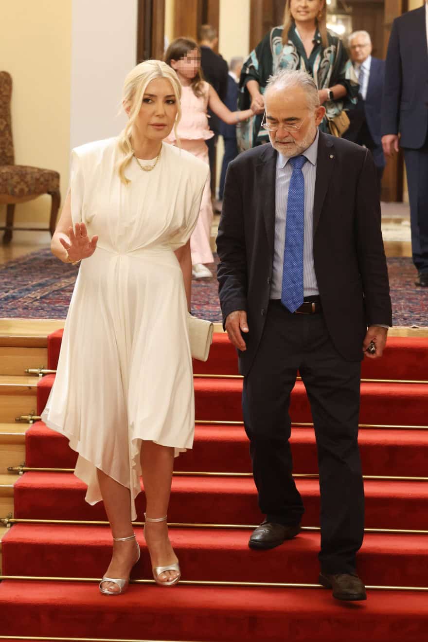 Προεδρικό Μέγαρο: Οι κυρίες που ψήφισαν κλασικό μαύρο, οι «ρομαντικές» επιλογές και τα βατερλό