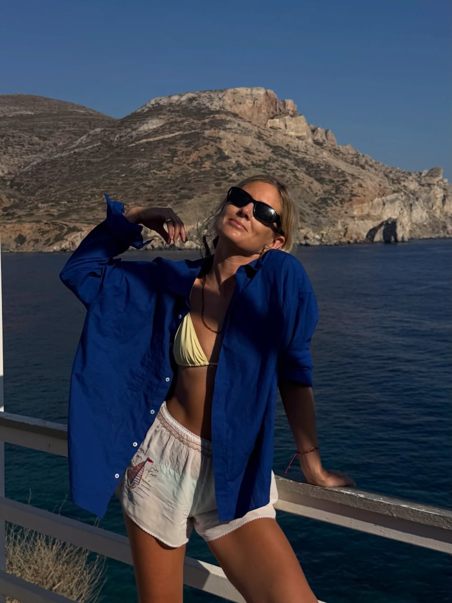 Διακοπές στα ελληνικά νησιά: Τι βάζει στην βαλίτσα της μία influencer για island style