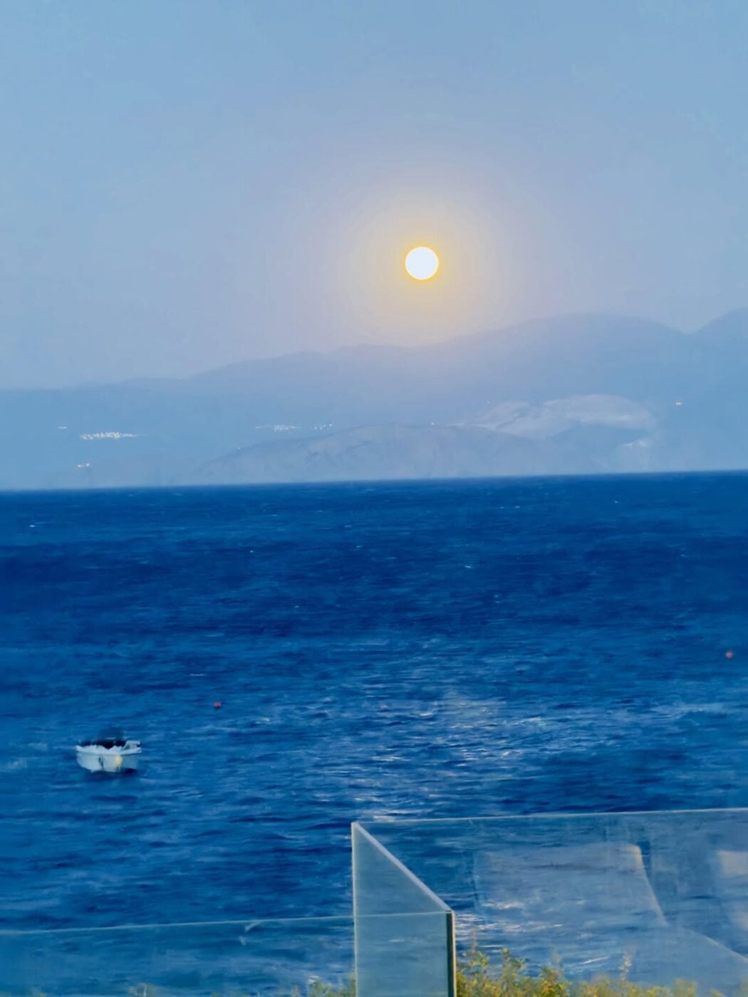 Ναταλία Γερμανού: Φωτογραφίες από τις διακοπές της στην Κρήτη και η συνάντηση με τον Σάκη Ρουβά