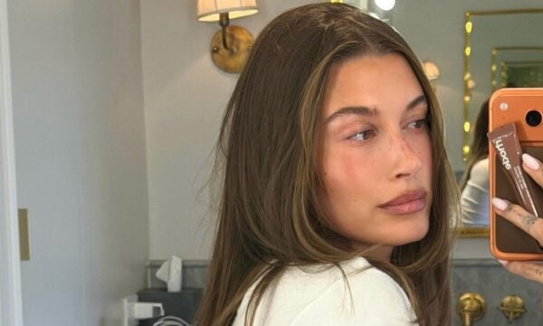 Hailey Bieber: Το iconic Y2K αξεσουάρ μαλλιών είναι και πάλι εδώ