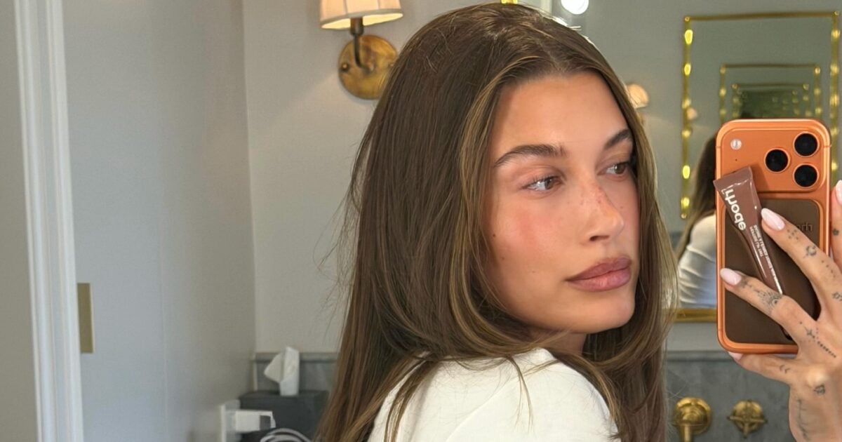 Hailey Bieber: Το iconic Y2K αξεσουάρ μαλλιών είναι και πάλι εδώ