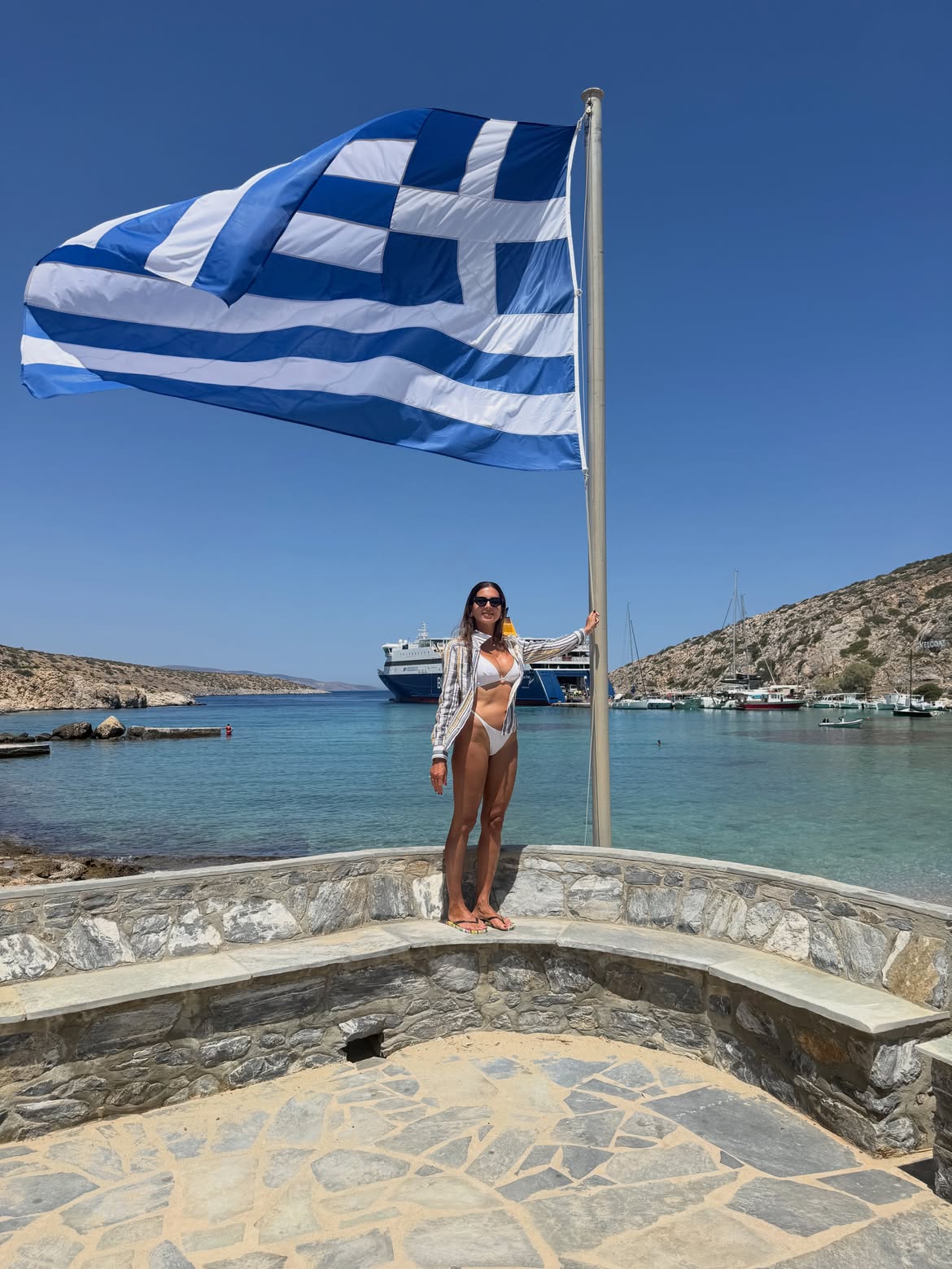 Σταματίνα Τσιμτσιλή: Φωτογραφίες από την καθημερινότητά της στην Πάρο με τον γιο της