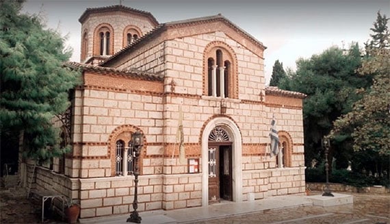 Μαίρη Λίντα: Φτάνει η σορός στον Ιερό ναό του γηροκομείου – Ποια ήταν η τελευταία επιθυμία της