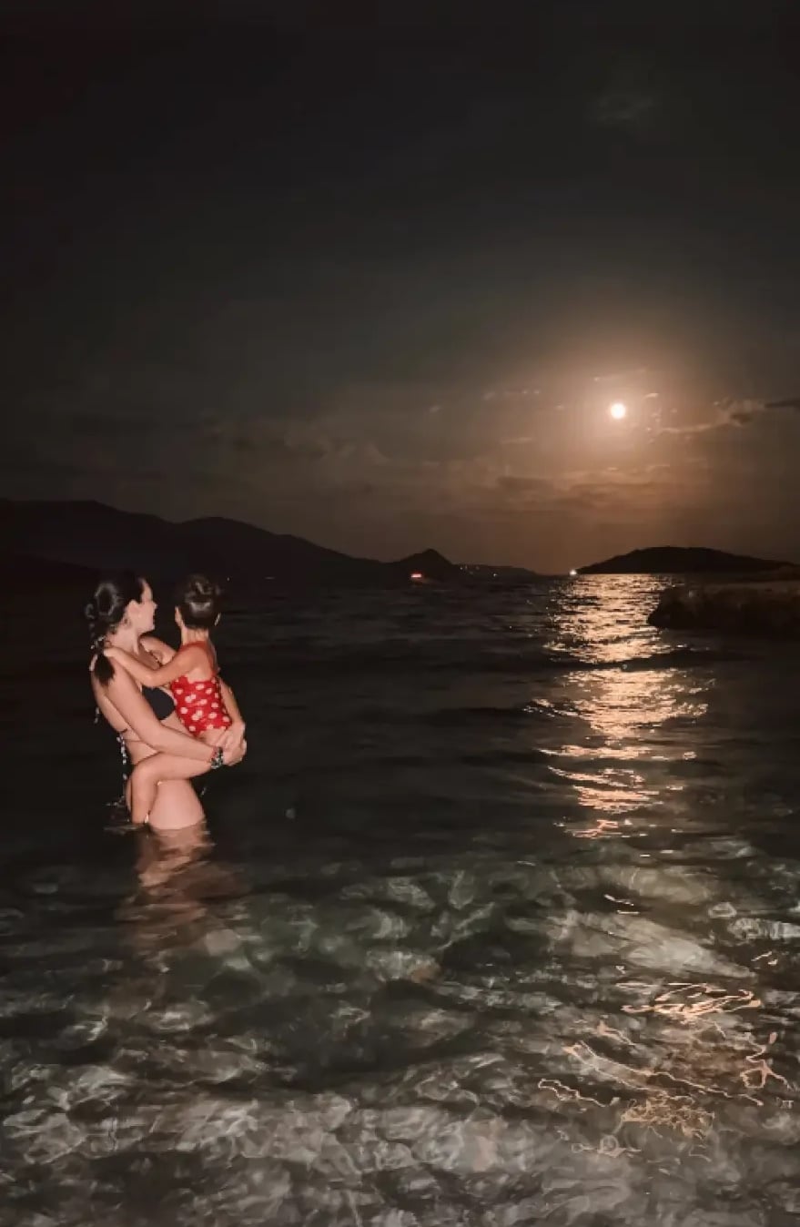 Νικολέττα Ράλλη ποζάρει αγκαλιά με την κόρη της σε βραδινή βουτιά στη θάλασσα