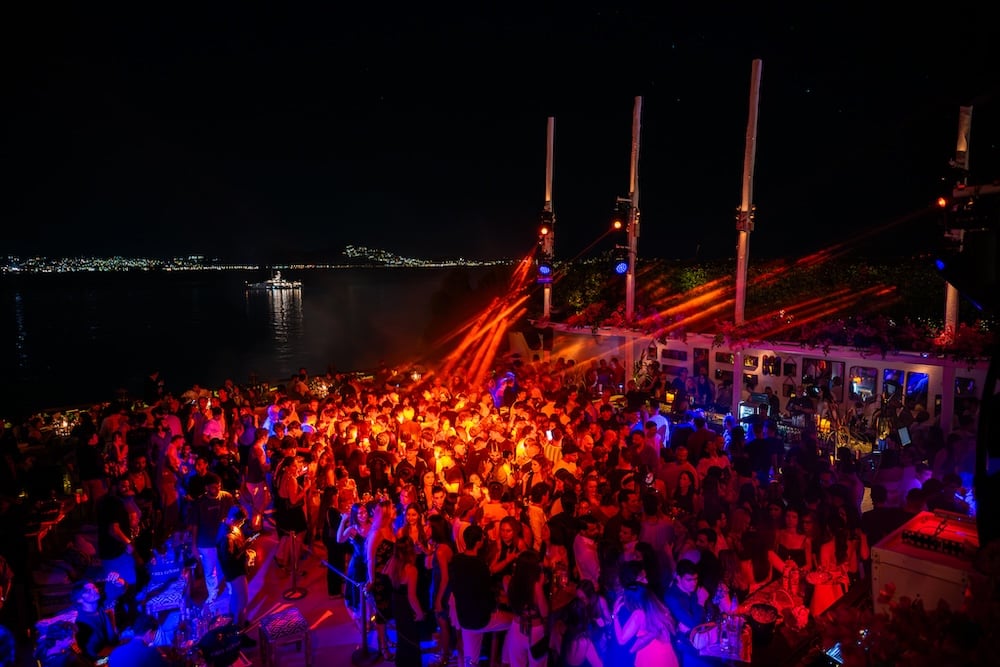 Island Club Restaurant: 5 designer looks για τα πιο glamorous βράδια στην Αθηναϊκή Ριβιέρα