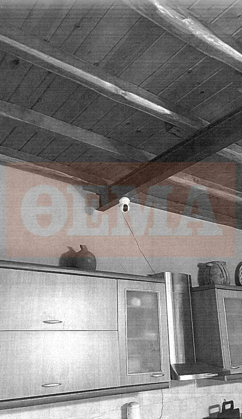 Δικογραφία για το φονικό στη Σύρο: Τα δύο μαχαίρια, τα 13.000 ευρώ και το οπλοστάσιο μέσα στο σπίτι (φωτογραφίες – ντοκουμέντα)