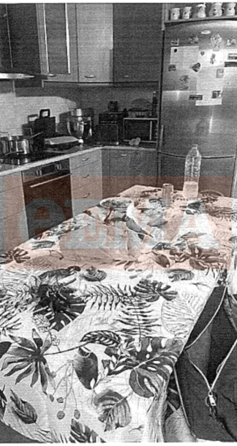 Δικογραφία για το φονικό στη Σύρο: Τα δύο μαχαίρια, τα 13.000 ευρώ και το οπλοστάσιο μέσα στο σπίτι (φωτογραφίες – ντοκουμέντα)
