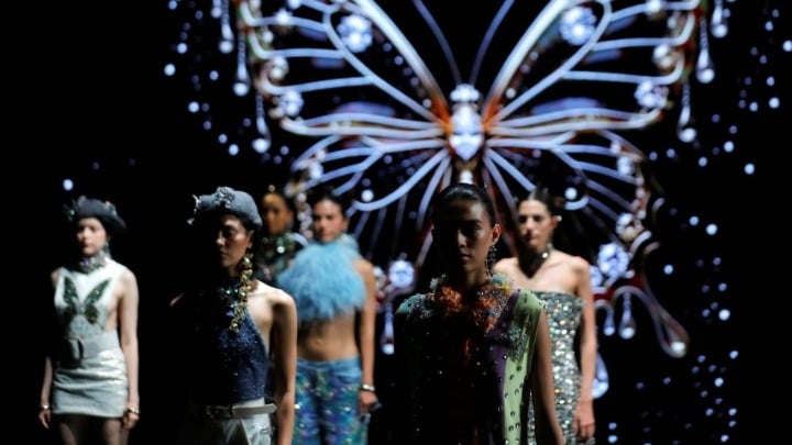 Η Intermoda στο Μεξικό άνοιξε με την επίδειξη της συλλογής «Supernova» του Jesús de la Garsa
