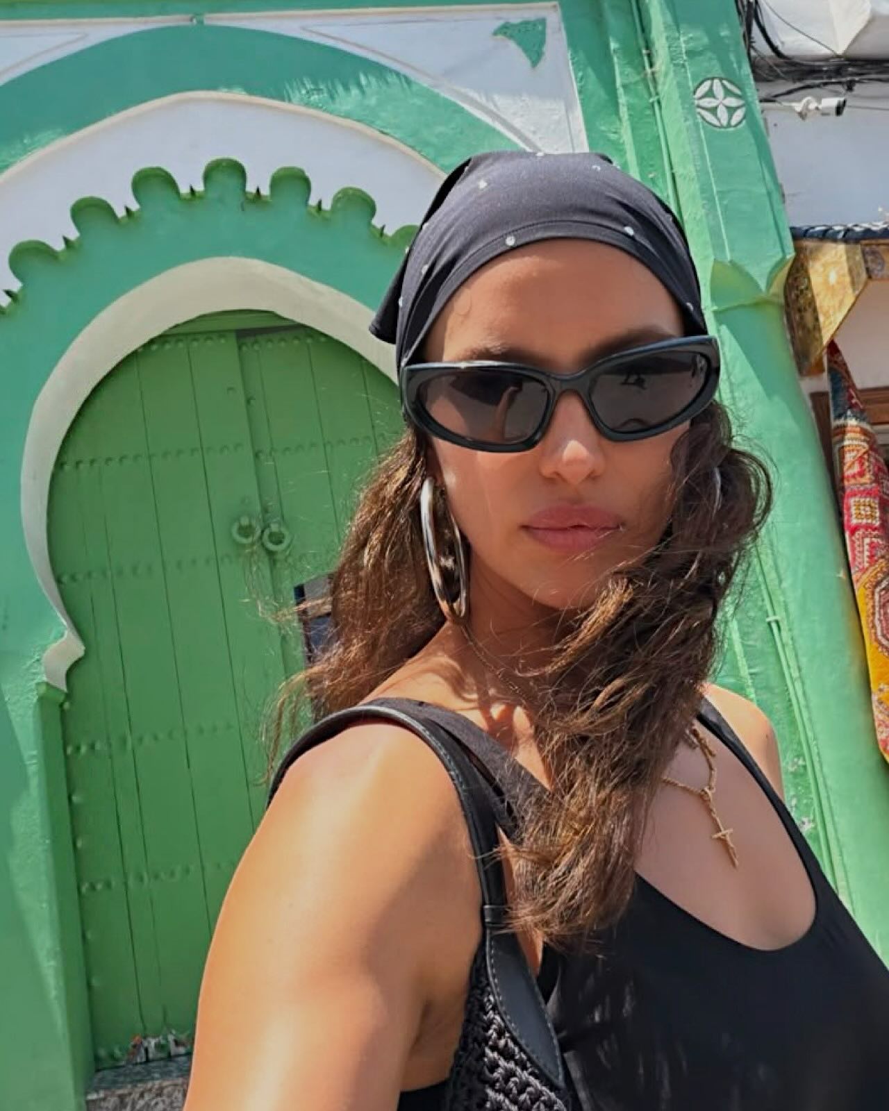 Irina Shayk: 3 τρόποι να φορέσεις ένα μαντήλι