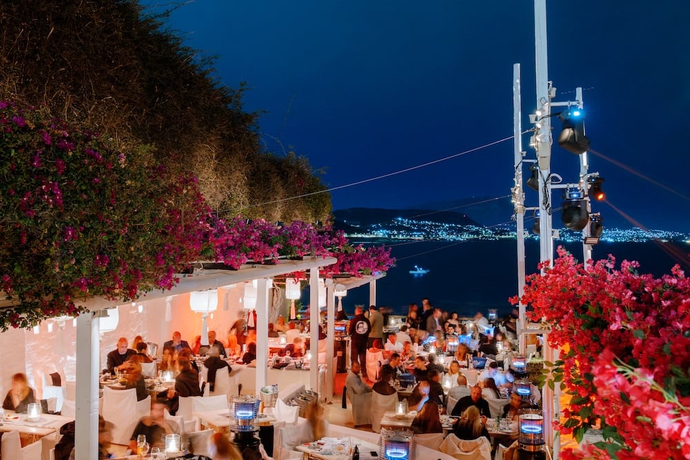 Island Club Restaurant: 5 designer looks για τα πιο glamorous βράδια στην Αθηναϊκή Ριβιέρα