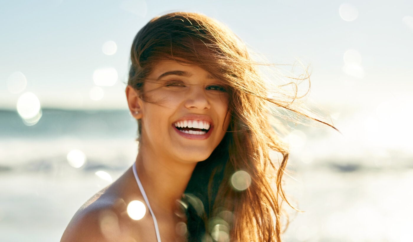 Καλοκαιρινό beauty look στην παραλία: τα μυστικά για το τέλειο αποτέλεσμα