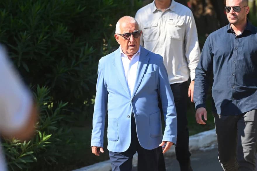 Τελευταίο αντίο στη Μαίρη Λίντα: Γιατί κρύβεται με μάσκα η κόρη της; (φωτογραφίες)