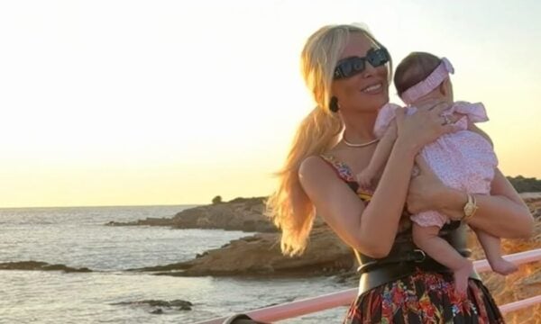 Κατερίνα Καινούργιου: Η φωτογραφία με τον Παναγιώτη Κουτσουμπή αγκαλιά με την κόρη τους Ξένια στην Πάρο