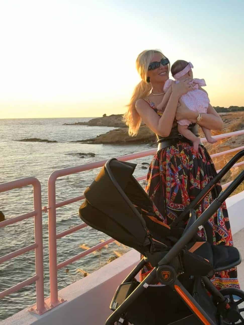 Καινούργιου στην Πάρο με την Ξένια: «Το πρώτο καλοκαίρι μαζί σου» – Διαφημίζει και το καρότσι που το έχει χορηγικό