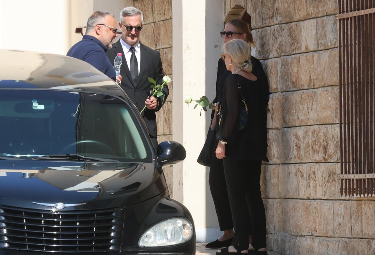Έλενα Κατραβά στην κηδεία του Λορέντζο Καριέρε με λευκό τριαντάφυλλο στο χέρι
