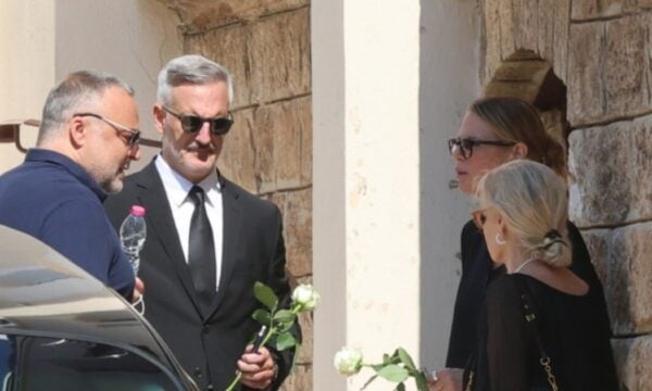 Έλενα Κατραβά στην κηδεία του Λορέντζο Καριέρε με λευκό τριαντάφυλλο στο χέρι
